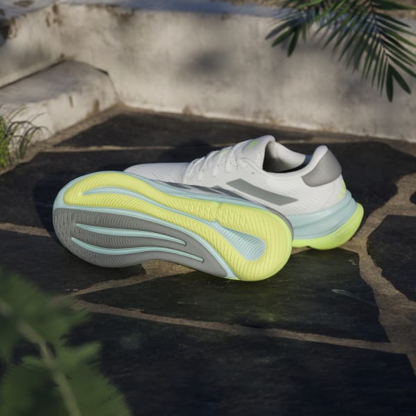 Lookbook 아디다스 슈퍼노바 이즈 클라우드 화이트/그레이 쓰리/세미 플래시 아쿠아 JQ2511