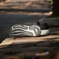 Shop adidas Supernova Rise 3 男士跑鞋 核心黑/雲白/核心黑 JQ8502