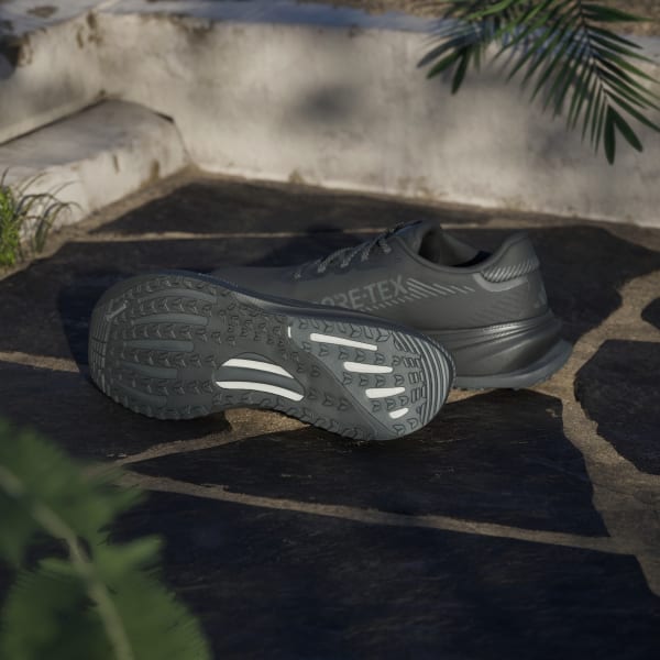 Shop Adidas Supernova Rise GTX 慢跑鞋 黑色/碳灰/黑色 JP7763