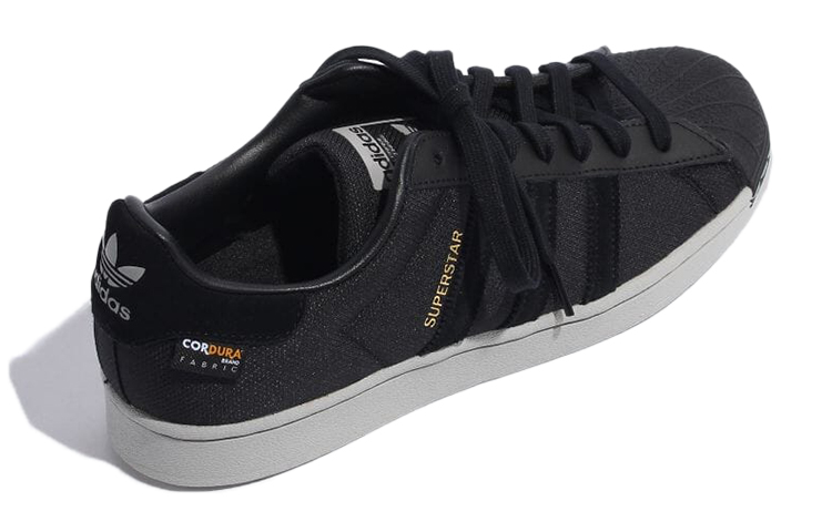 Shop 아디다스 슈퍼스타 '블랙 골드 메탈릭' GZ1601