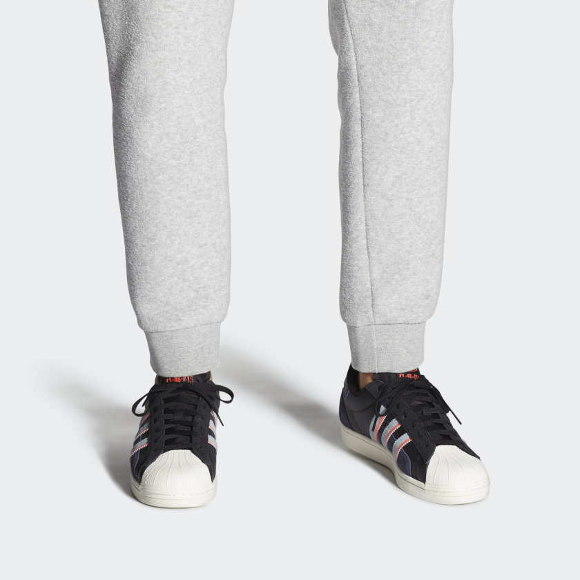 Sizing 阿迪达斯超级明星“黑魔灰” GW5920