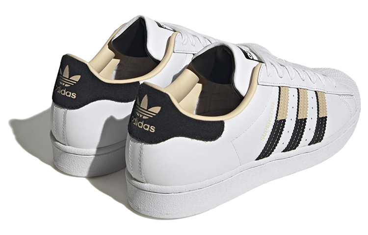 Shop adidas Superstar 'Putih Pasir Hitam' HQ2166