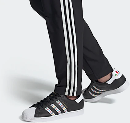 阿迪达斯Superstar黑色多色三叶草条纹 FZ0058 Sizing 阿迪达斯Superstar黑色多色三叶草条纹 FZ0058