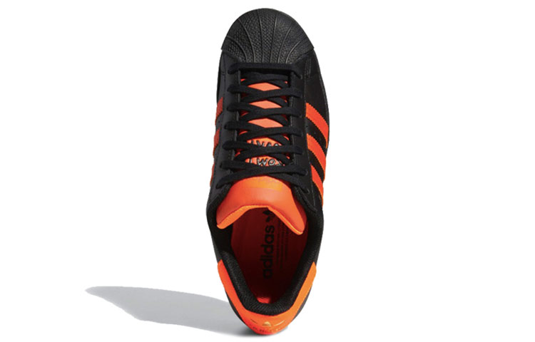 Shop 愛迪達 Superstar 無鞋帶款 '黑色太陽能橙' FV3021