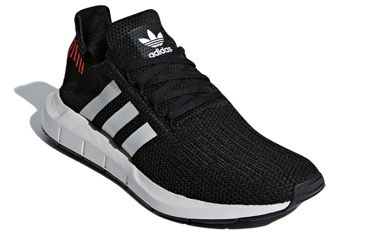 Lookbook 阿迪达斯 Originals Swift Run 低帮跑步鞋 黑白橙