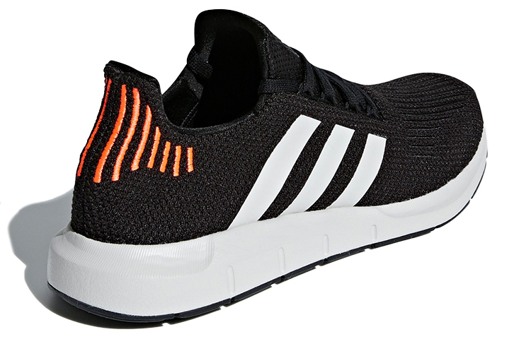 Shop 阿迪达斯 Originals Swift Run 低帮跑步鞋 黑白橙