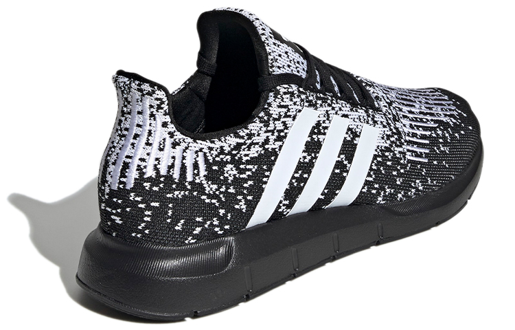 adidas Swift Run 'Core Black White' 圖 4