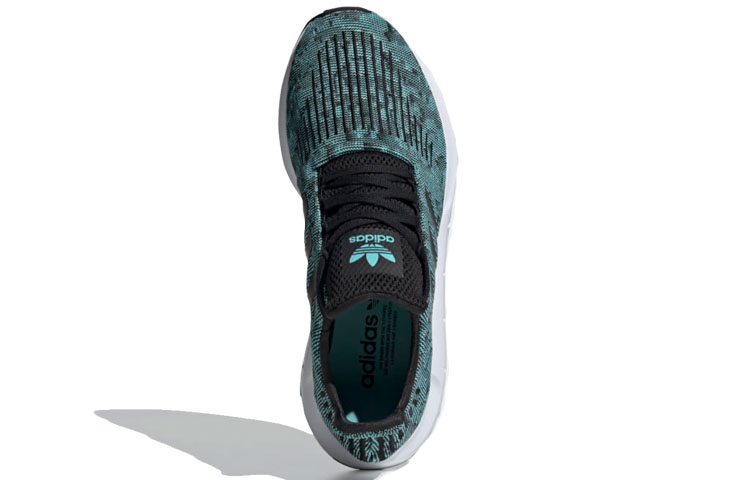 Shop adidas originals Swift Run 鞋 藍黑