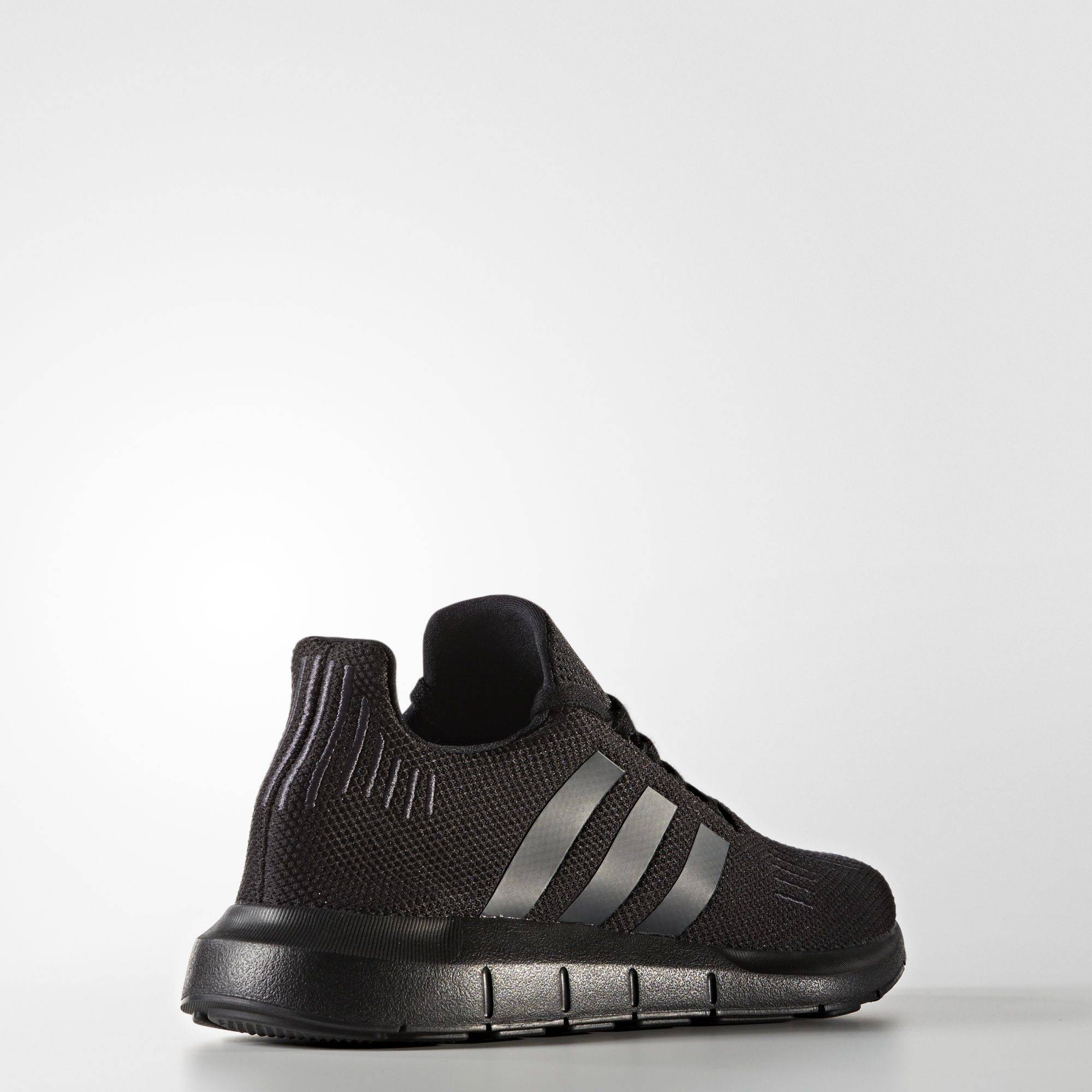 Lookbook adidas Swift Run "Negro Triple" CG4111