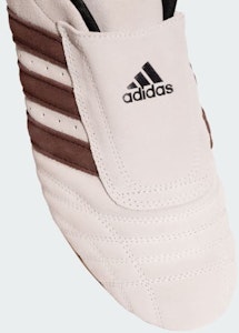 アディダス テコンドー W エミ スニーカー オフホワイト/ダークブラウン/コアブラック HQ4898 Sizing アディダス テコンドー W エミ スニーカー オフホワイト/ダークブラウン/コアブラック HQ4898