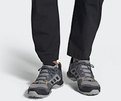 adidas Terrex AX3 'Light Granite Active Gold' dalam Bahasa Malaysia. EF0533 Sizing adidas Terrex AX3 'Light Granite Active Gold' dalam Bahasa Malaysia. EF0533