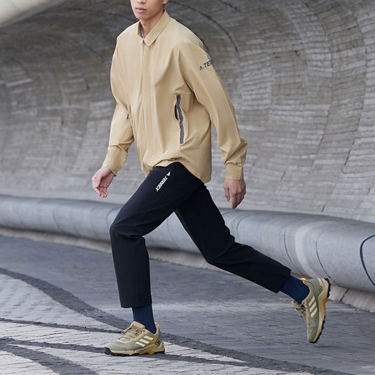 Shop adidas Terrex C Myshelter 條紋印花Logo襯衫外套 卡其色 H48571