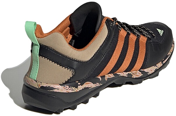 adidas Terrex Daroga Plus 'Hitam Jingga Coklat' FZ2429 Lookbook adidas Terrex Daroga Plus 'Hitam Jingga Coklat' FZ2429