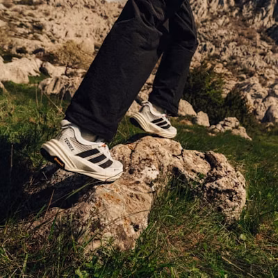 adidas TERREX Free Hiker 3低筒GORE-TEX登山鞋 雲白/核心黑/米白 KI8275 4