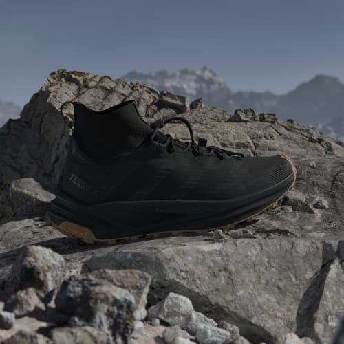 Lookbook adidas TERREX Freehiker 3 Ultra GORE-TEX 登山鞋 黑色/棕氧化色 HP3481