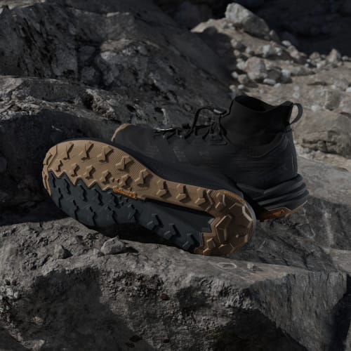 Shop adidas TERREX Freehiker 3 Ultra GORE-TEX 登山鞋 黑色/棕氧化色 HP3481