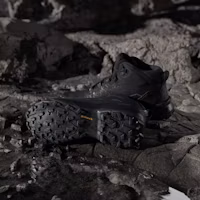 Shop Adidas Terrex Skychaser AX5 Mid GTX 防水健行鞋 黑色/黑色/碳色 JQ2207