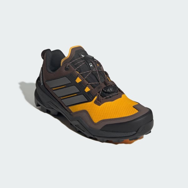 Shop アディダス テレックス スカイチェイサー GORE-TEX ハイキングシューズ イエロー/ブラック/グレー HQ2690