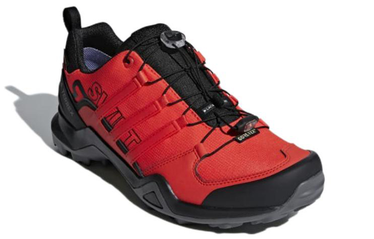 Lookbook adidas Terrex Swift R2 GTX 低筒耐磨戶外功能鞋 紅色