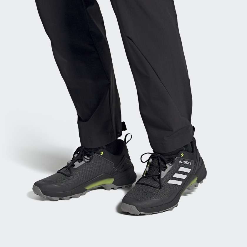 Sizing adidas Terrex Swift R3 ''Zwart Solar Geel'' FW2777