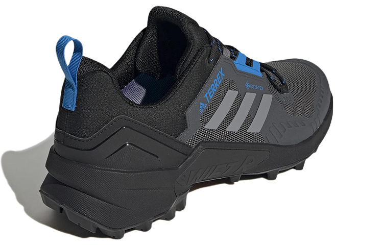 Shop 阿迪达斯 Terrex Swift R3 Gore-Tex 舒適耐磨戶外功能鞋 黑色