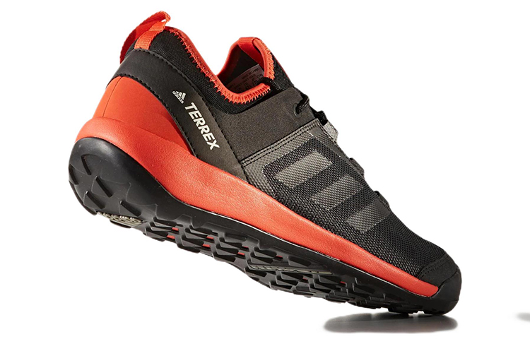 Shop adidas Terrex Swift Solo 耐磨防滑戶外鞋 黑橙
