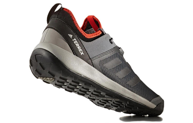 Shop 아디다스 테렉스 스위프트 솔로 '그레이 블랙' BB1992