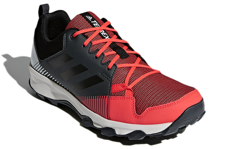 Lookbook adidas Terrex Tracerocker ''Gris Rouge'' CM7637