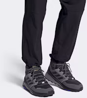 Sizing 愛迪達 Terrex Trailmaker Mid Cold.Rdy 舒適耐磨登山鞋 灰色