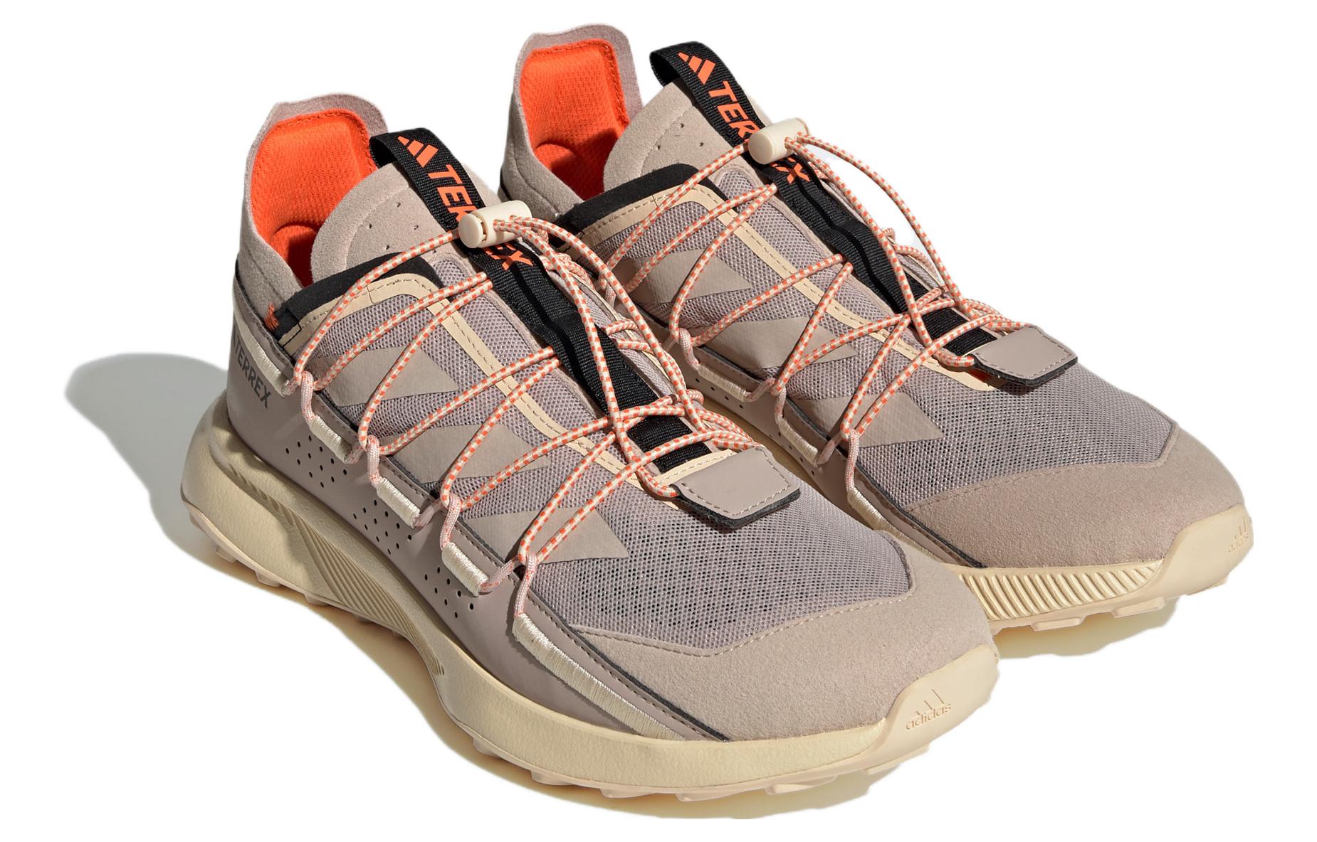 Lookbook アディダス テレックス ボイジャー21 トラベルシューズ (ブラウン) HP8614