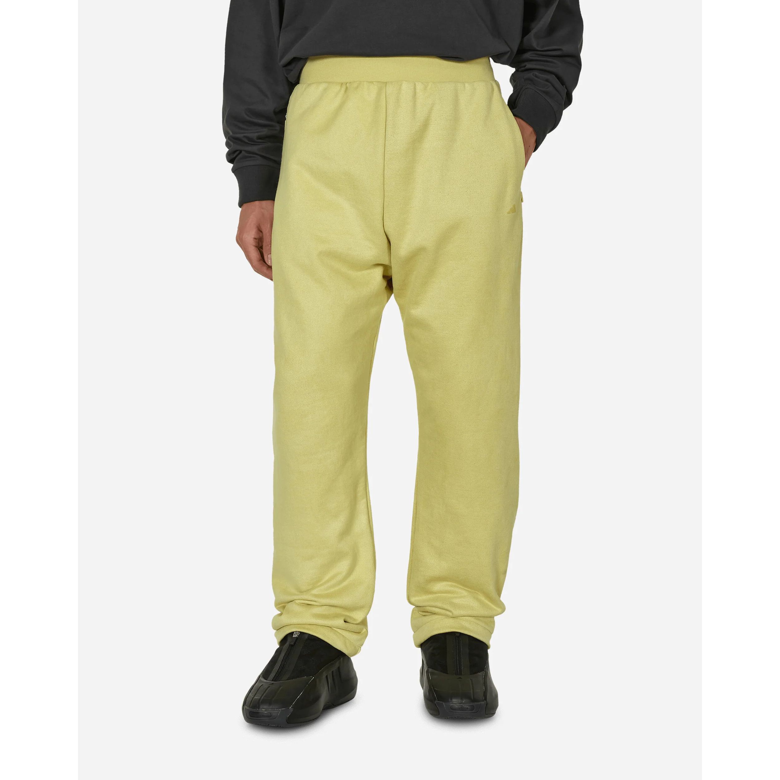 Lookbook adidas THE 2024 COLLECTION Gold Unisex Basketball Knit Track Pants. IN7709