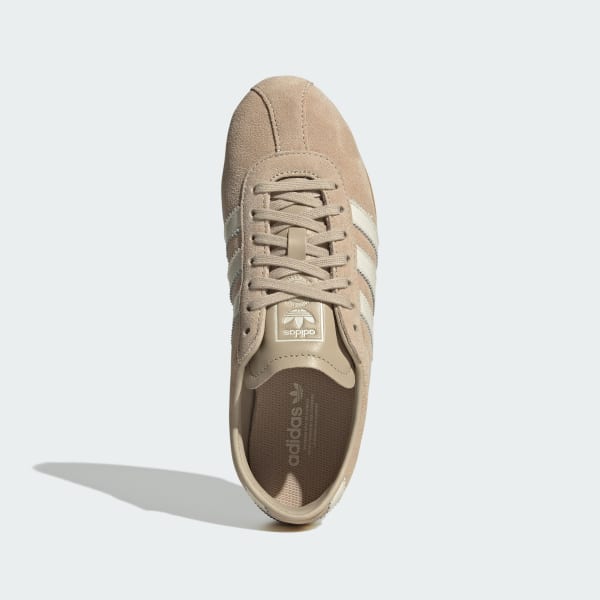 Shop Adidas 東京運動鞋 石卡其/米白色/膠底 KI3583