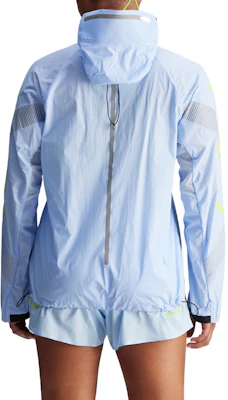 adidas TRUEPACE Jaket Lari Ringan dan Bernapas Unisex - Biru Glossy IW9869 Lookbook adidas TRUEPACE Jaket Lari Ringan dan Bernapas Unisex - Biru Glossy IW9869