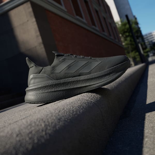 Shop 阿迪达斯Ultraboost 5X核心黑/全黑跑鞋 JH9044
