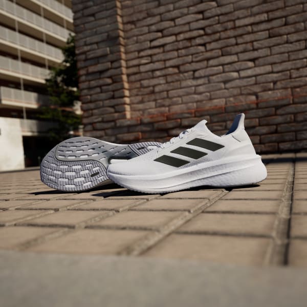 Shop Adidas UltraBoost 5X鞋款 雲白/核心黑/銀光配色 IH3111