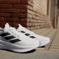 Adidas UltraBoost 5X鞋款 雲白/核心黑/銀光配色 IH3111 1