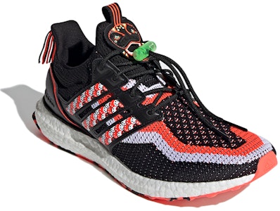 울트라부스트 DNA '사자춤 - 솔라 레드' GV9813 Lookbook 울트라부스트 DNA '사자춤 - 솔라 레드' GV9813