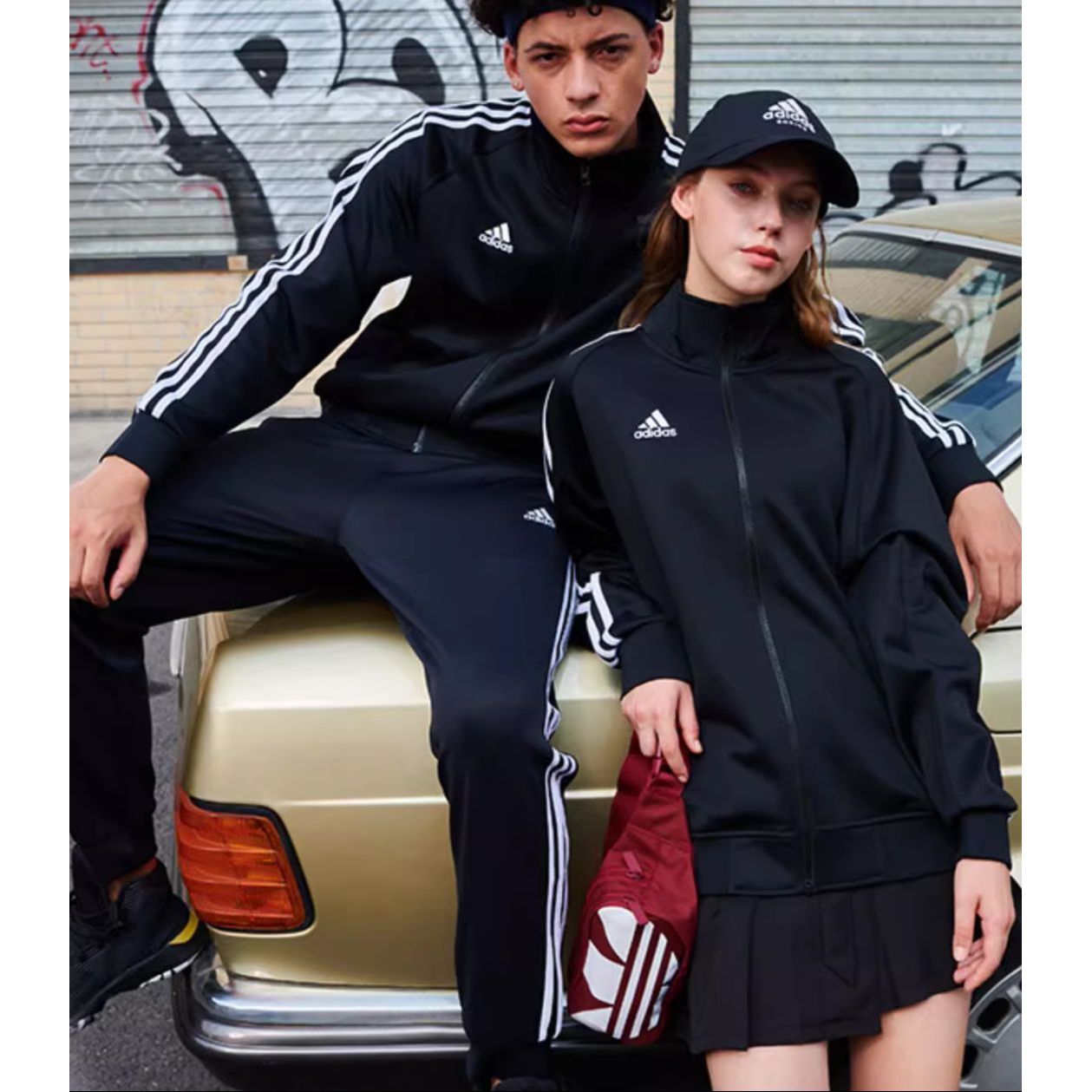 Purchase adidas 男女黑色防水外套，條紋設計與立領款式 TR30J2-CBW