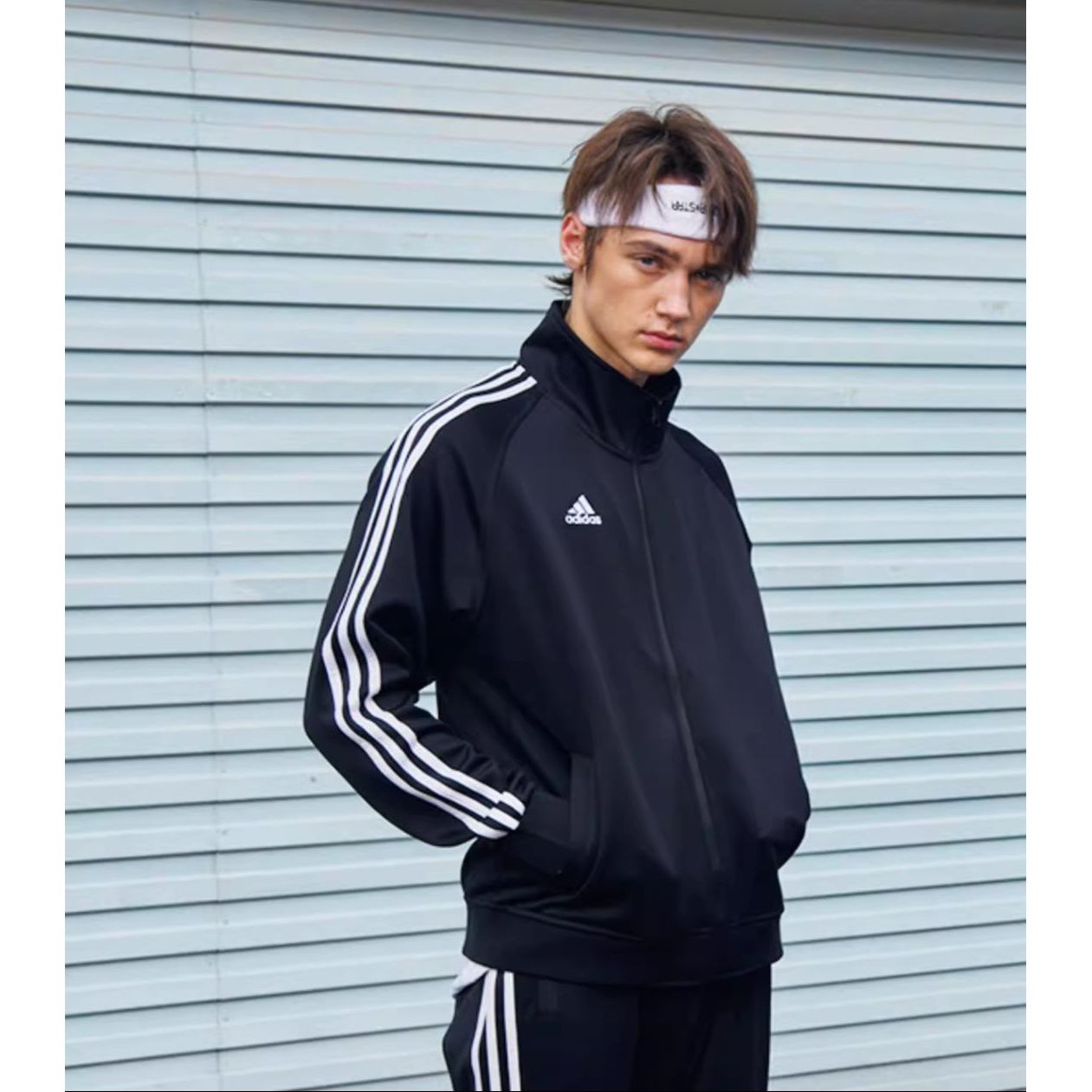 Sizing adidas 男女黑色防水外套，條紋設計與立領款式 TR30J2-CBW
