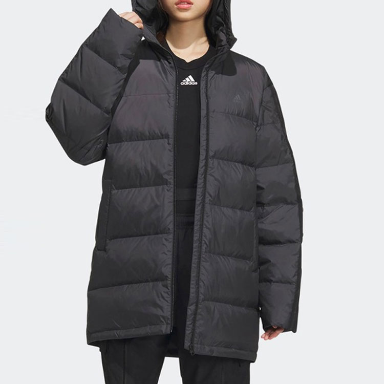 Lookbook Chaqueta Negra Aislante con Capucha de Plumas Unisex adidas. IK2392