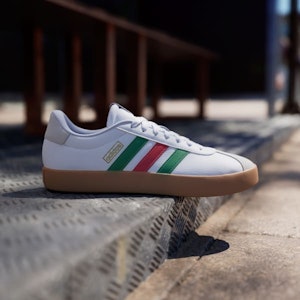 アディダス VL コート 3.0 クラウドホワイト/グリーン/レッド IF4466 Lookbook アディダス VL コート 3.0 クラウドホワイト/グリーン/レッド IF4466