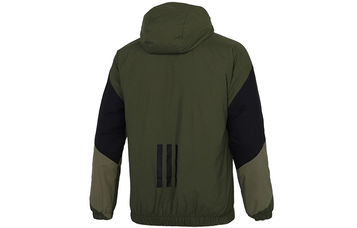 Lookbook adidas Jaket Musim Dingin Warna Hijau Army dengan Desain Colorblock GT6547