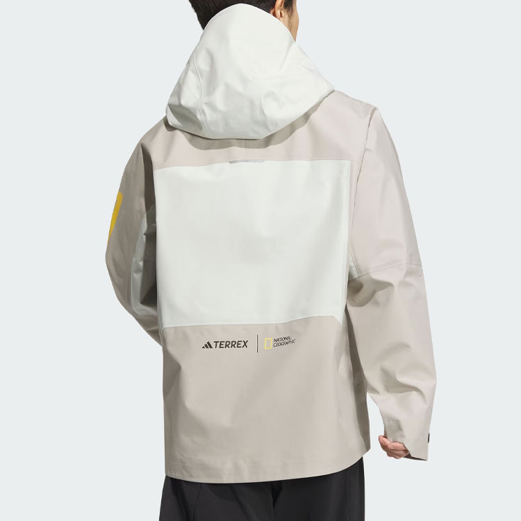 Shop 아디다스 x 내셔널지오그래픽 아웃도어 방수 방풍 자켓 베이지. IS9522