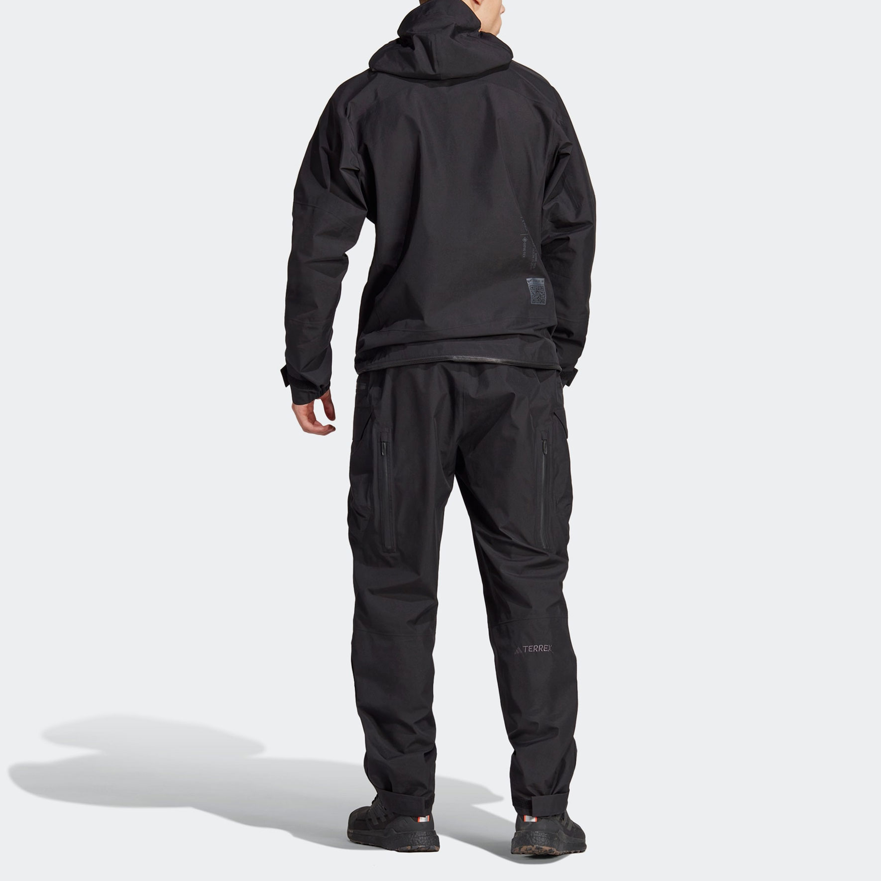 Shop 阿迪达斯XPLORIC Parley Gore-Tex防水户外黑色夹克裤装男士套装 HS0316