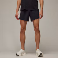 Lookbook adidas Y-3 Celana Pendek Running Hitam dengan Desain Overlap dan Logo. IN8747