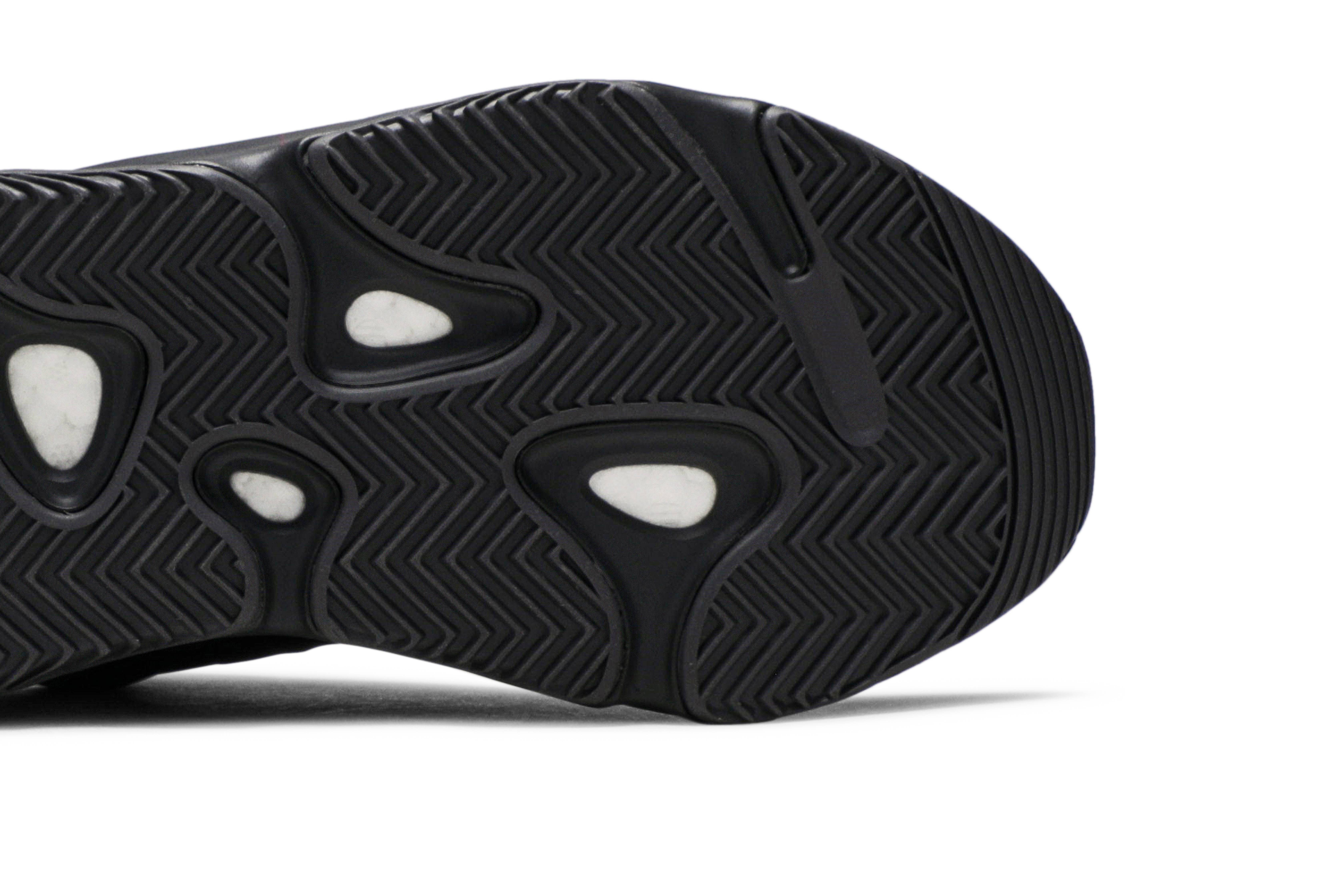 Sizing 愛迪達 Yeezy Boost 700 MNVN '全黑' FV4440