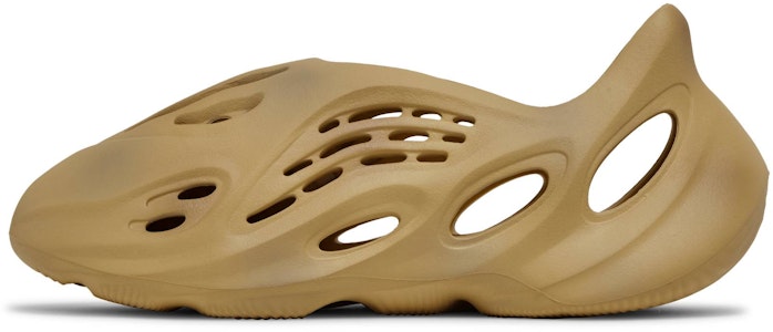 阿迪達斯 Yeezy 泡沫跑鞋 '沙漠沙' GV6843 Lookbook 阿迪達斯 Yeezy 泡沫跑鞋 '沙漠沙' GV6843