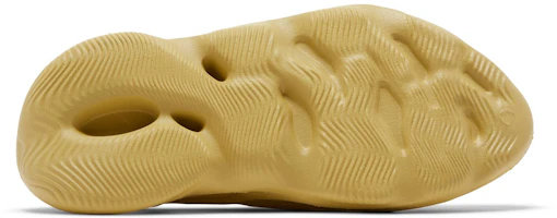 Shop adidas Yeezy 泡棉跑鞋 '硫磺' GV6775