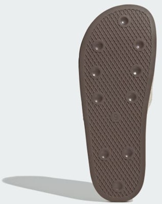 阿迪达斯 Adilette 运动拖鞋 IH6148 Lookbook 阿迪达斯 Adilette 运动拖鞋 IH6148