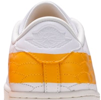 Air Jordan 1 Centre Court 'University Gold' Pria Wanita Sepatu Sneakers DJ2756-102 Sizing Air Jordan 1 Centre Court 'University Gold' Pria Wanita Sepatu Sneakers DJ2756-102